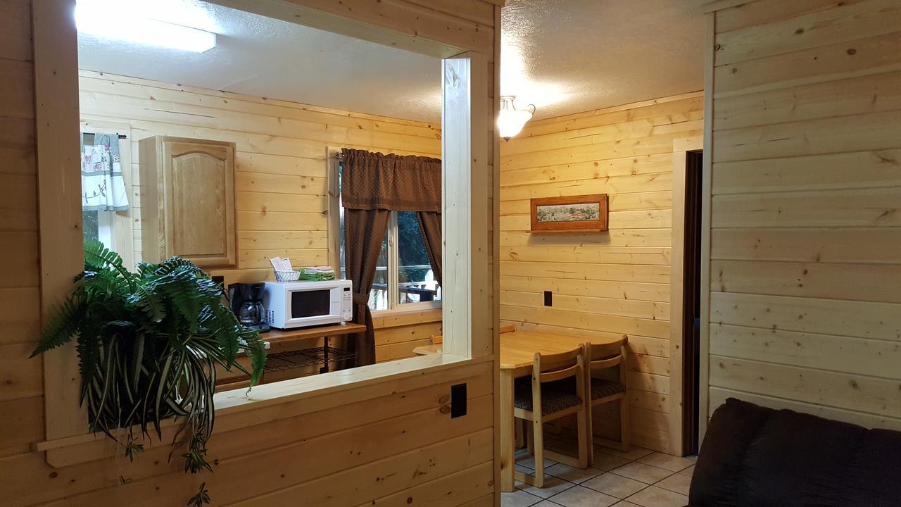 Emerald Forest Cabins Trinidad Bagian luar foto