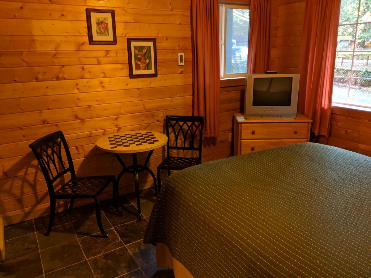 Emerald Forest Cabins Trinidad Bagian luar foto