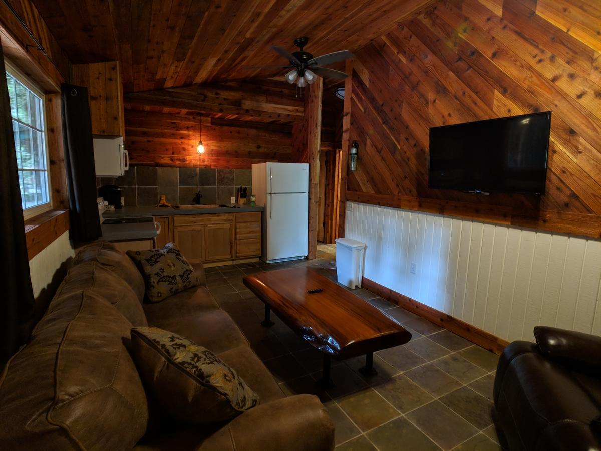 Emerald Forest Cabins Trinidad Bagian luar foto