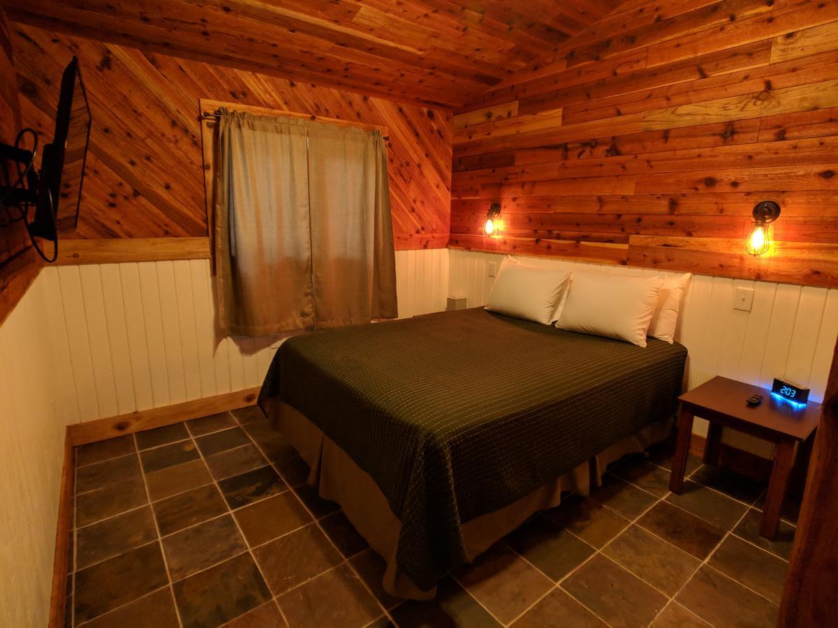 Emerald Forest Cabins Trinidad Bagian luar foto